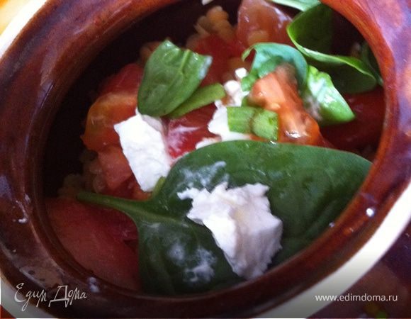 Складываем курочку в горшочек, сверху чечевицу, нарезанные помидорки, еще немного свежего шпината и сыр. Добавляем пол стакана воды.
Ставим в духовку при 180 градусах 20 минут!