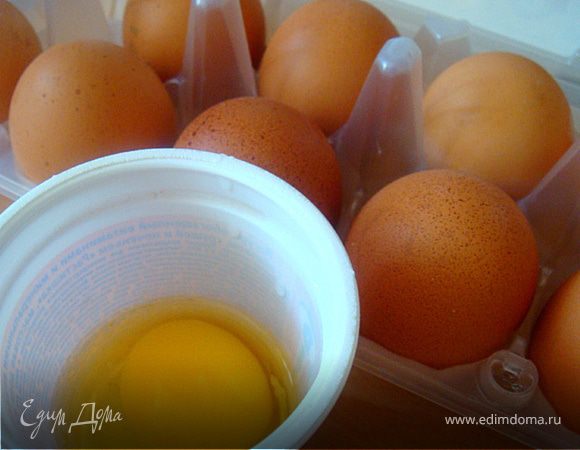 Яйца для Пашот лучше брать свежие-не более 4 суток,тогда они хорошо получатся!
Нагреть в кастрюльке воду (примерно 3 см). Я не буду использовать в этом рецепте пленку и др. ухищрения. Для того,чтобы яйца получились вода должна постоянно очень медленно кипеть (маленькие пузырьки). Разобъем яйца в стаканчики-для удобства выливания их потом в кастрюльку и немного присолим. В кипящуу воду осторожно вводим яйца (варим по одному). Держим при кипящей воде примерно минуты 2. Потом выключаем газ и даем постоять в горячей воде минут пять