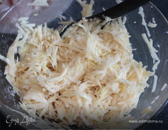 Картофель и одну луковицу почистить и натереть на крупной терке. Посолить, поперчить. Добавить муки  и хорошо вымесить.
