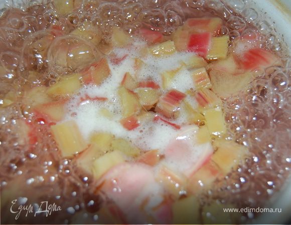 С ревенем сначала обычные процедуры, нарезали и в воду, закипело и варим минут 7-10.