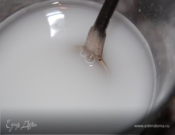 Крахмал разводим в холодной воде, вводим тонкой струйкой, постоянно помешивая в ревень и доводим до кипения. Оставляем остывать.У меня кисель вышел не очень густой, правда так и было задумано, кому нравится по гущще - берите больше крахмала.