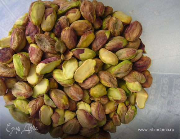 Очистить фисташки от шкорлупы и измельчи блендером их в муку.Получаеться фисташковая мука.