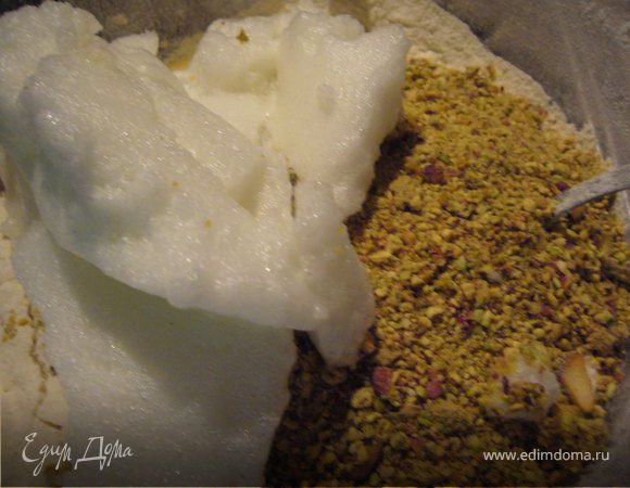 Тесто:
желтки+сахар (взбить до бела)+фисташковая мука+мука+разрыхлителя
+крахмала+сок лимона+цедра+взбитые белки с шепоткой соли.Влить в форму смазанныю маслом и просеяную мукой/в разогретой духовке 180 г/30 мин/