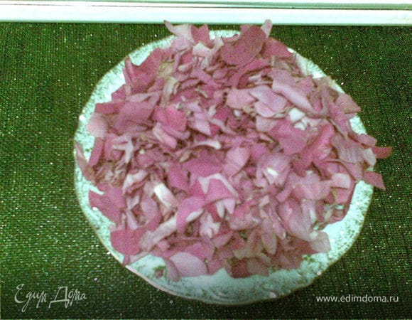 у лепестков розы есть белое место вокруг бутона их нужно отрезать,они бывают горькими,(я листья собираю в одинаковом порядке в руке затем ножницами режу белое место а потом режу листья в длину два раза)