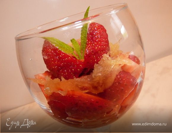 Можно просто натереть корень имбиря, добавить к клубнике и полить жидким цветочным мёдом.