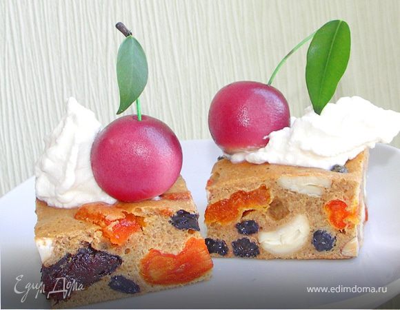 Её даже можно оформить как пирожное...украсив сливочно-творожным кремом и марципановой вишенкой.Или чем-то ещё на Ваш вкус:)