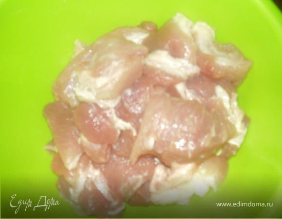 Берем мясо и перекручиваем его на мелкую мясорубку.