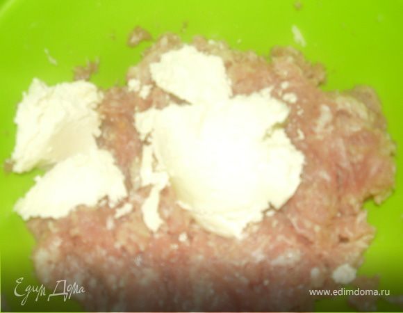 Лук нарезаем очень мелко,чеснок давим чеснокодавкой,добавляем ,замоченый в молоке белый хлеб,соль,перец.мускатный орех,яйцо.Все хорошо вымешиваем.Добавляем ложку сливок,еще раз вымешиваем.