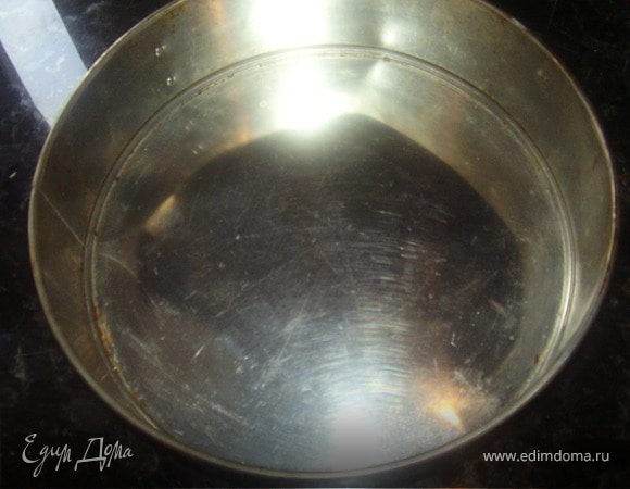 В комбайн кладем масло и маргарин,смешиваем венчиком для теста,добавляем соль и понемеогу начинаем добавлять муку и воду.,не останавливаясь мешать.Мукц добавляем до тех пор пока тесто не будет элластичным.