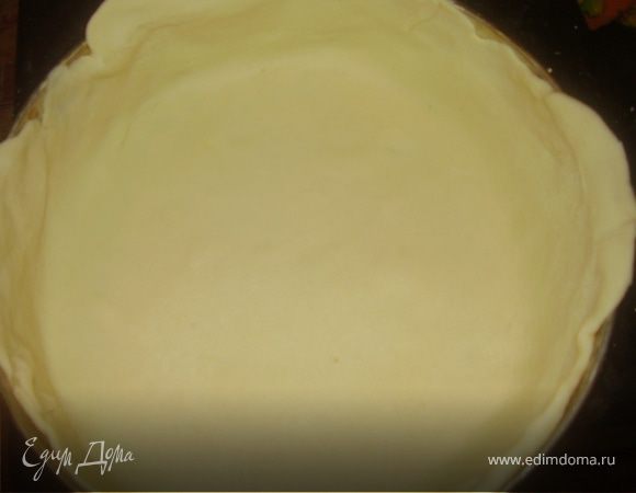 Большую часть теста тонко раскатываем и выкладывам в форму,чтоб тесто покрывало и бортики.