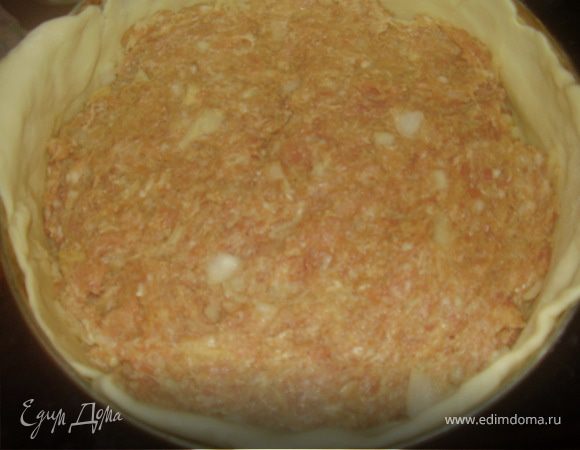 Затем выкладываем мясо,хорошо разравниваем.