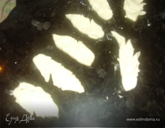 Из второй части раскатываем меньший круг,чтоб хорошо накрыло мясо,Плотно защипив края.А из меньшей частим вырезаем декоративные листочки и розочку для украшения верхней части.Смазываем верх взбитым желтком,накладываем в произвольной форме наши украшения из теста и тоже смазываем их желтком.Сделайте дырочку посередине до самого дна формы в крышку пирога.