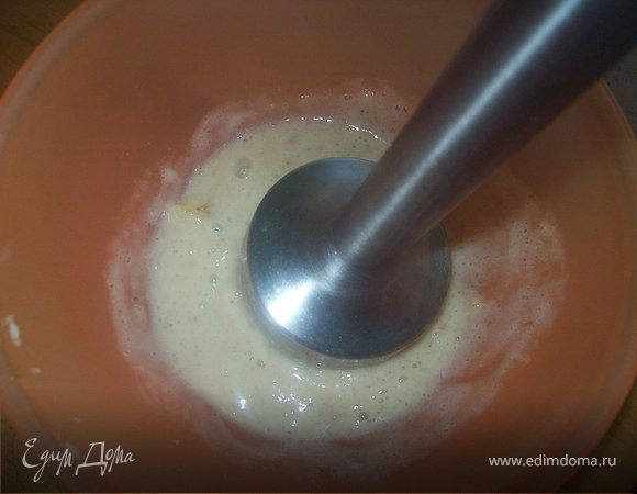 Измельчить банан блендером. Если нет блендера можно размять банан вилкой.