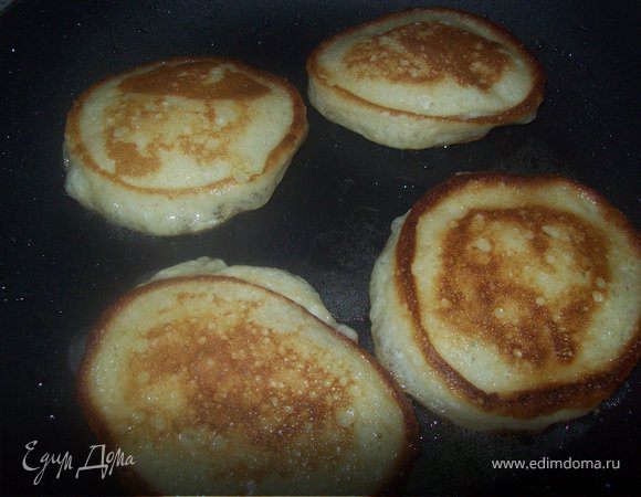 Разогрейте на сковороде масло и выкладывайте столовой ложкой тесто и обжаривайте с двух сторон до образования румяной корочки.

Важно!!! Сырники жаряться очень быстро, буквально 10-15 секунд. Не отвлекайтесь. 