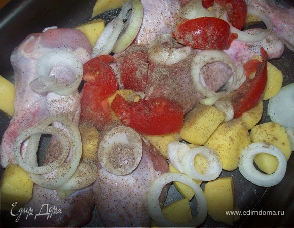 Положить в форму  голень, нарезанный картофель, лук и помидор.