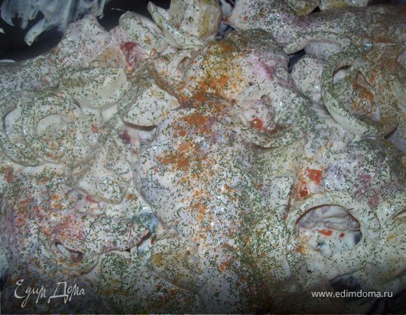 Добавить специи и майонез. Все перемешать. и поставить в духовку на 30 минут.