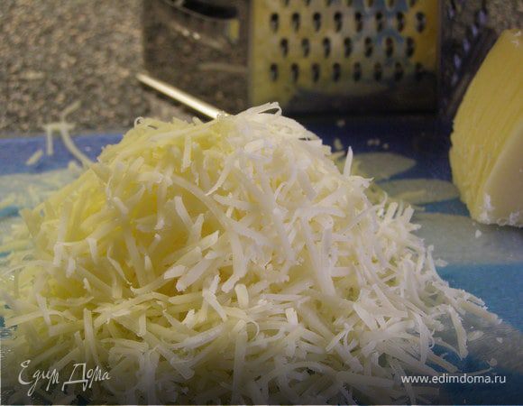 Начнём с корзиночки. Сыр пармезан натереть на мелкой тёрке.