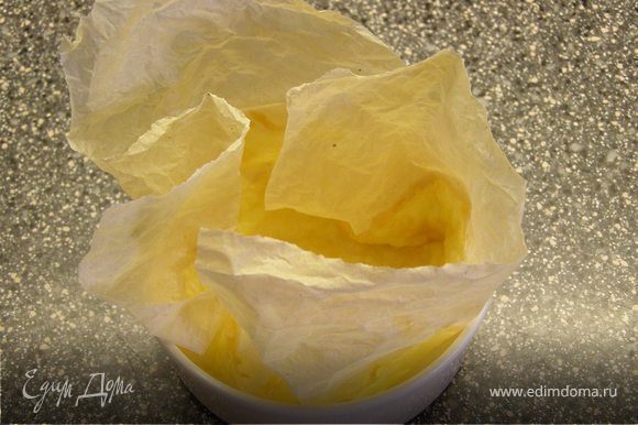 Пока сыр горячий, создадим форму для корзинки: кружочек положим в любую миску/чашку…