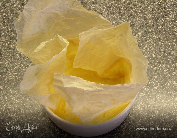 Пока сыр горячий, создадим форму для корзинки: кружочек положим в любую миску/чашку…