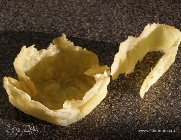 Дать сыру остыть и затвердеть. Снять пергамент.бумагу.