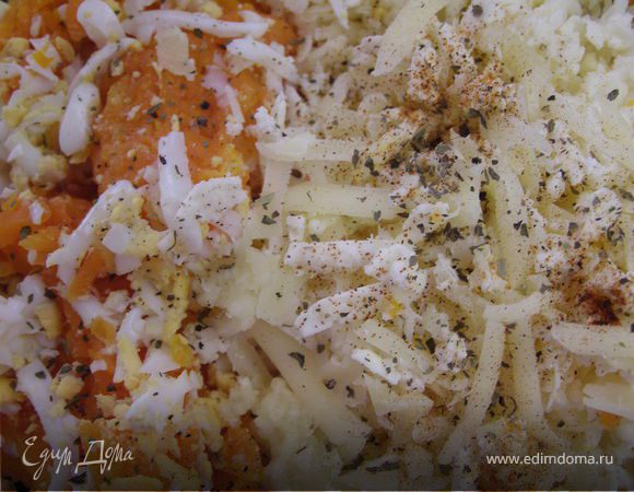 Морковь, яйцо, брынзу и Ламбер потереть на средней тёрке. Добавить чеснок, цедру лимона и специи. Перемешать.