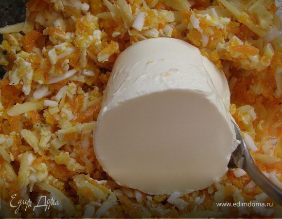 Добавить сметану (я не сторонник майонеза, сметана даёт нежный вкус). Тщательно перемешать.