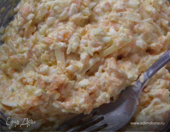 Поставить готовый салат в холодильник. Вкус от настаивания только выиграет. На этом, в принципе, можно остановиться…