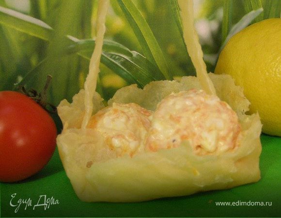 но я пошла дальше))) Сформировать из массы шарики, положить их в нашу корзинку. Подавать со свежими овощами (сейчас как раз начинается сезон). Думаю, что детям понравится такая идея салата! 