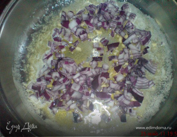 Лук и чеснок измельчить. Рыбу нарезать небольшими кубиками. В глубокой сковороде растопить 50гр. масла, обжарить лук и чеснок до прозрачности
