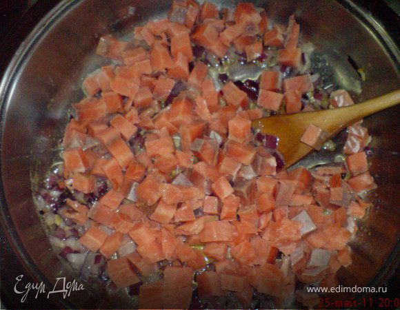 Добавить кубики лосося, перемешать. Готовить 3-4 мин. чтобы рыба впитала ароматы со сковороды.