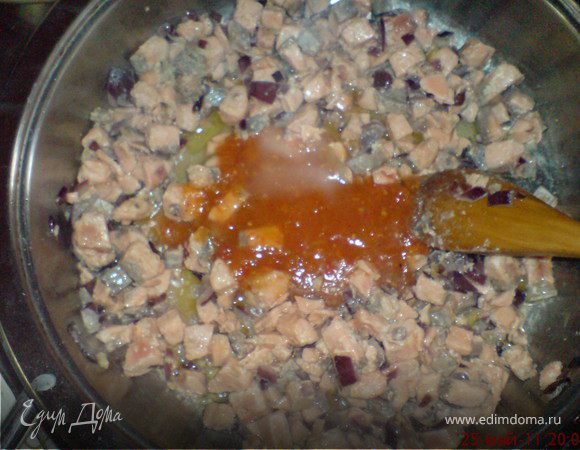 Добавить протертые помидоры (у меня свои из зимних запасов,но мне кажется можно использовать  томатную пасту разведенную немного водой). Перемешать и продолжать тушить на слабом огне 3-4 мин.