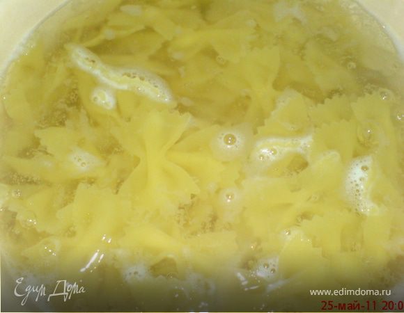 Пасту отварить до состояния "аль-денте" в подсоленной воде. Откинуть,дать стечь воде. Заправить оставшимся маслом