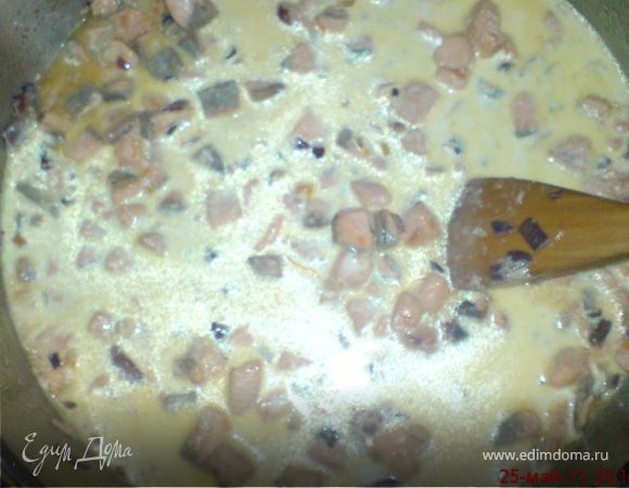 В рыбу влить сливки и помешивая довести до кипения Рыба при этом должна получиться слегка разваренной. Добавить соль, любимые специи (у меня "Итальянские травы" из мельнички "KOTANYI"
