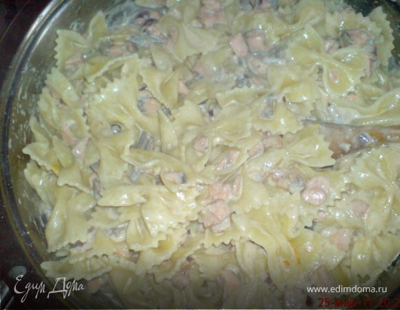 Перемешать фарфалле с рыбным соусом