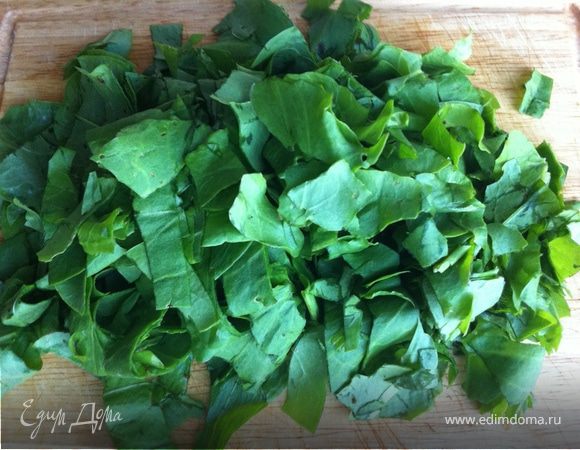 У щавеля удалит жесткий стебель и крупно нарезать.