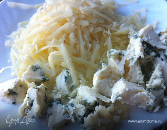 Пармезан натереть на крупной терке.
Сыр с плеселью нарезать кубиками.
