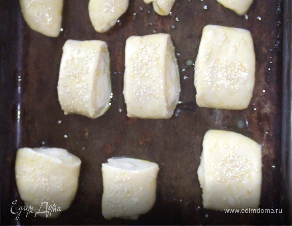 Смешать дрожжи, сахар и 2 ст.л тёплого молока. Оставить на 10 минут. Добавить остальные ингредиенты и замесить эластичное тесто. Положить в миску, смазанную растит.маслом, затянуть плёнкой и оставить подходить в тёплом месте 1 час. Затем выложить тесто на смазанную растит.маслом поверхность ( я вообще больше муку не использовал) и разделить на 10-12 шариков. Каждый размять руками в лепешку и свернуть рулетом. Выложить на противень. Второй подход не требуется. 