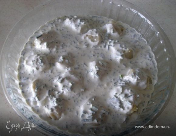 Залить сметаной пельмени. 