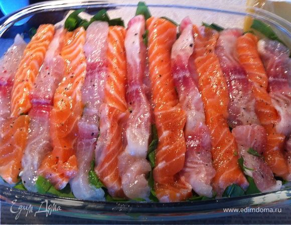 Выкладываем рис в жаропрочную форму, солим,посыпаем половиной натертого пармезана и укладываем слой щавеля. Затем поочередно кладем полоски рыбы, посыпаем оставшимся пармезаном и кусочками сыра с плесенью.
Поливаем все сливками и запекаем 25-30 мин. при температуре 180 гр.

