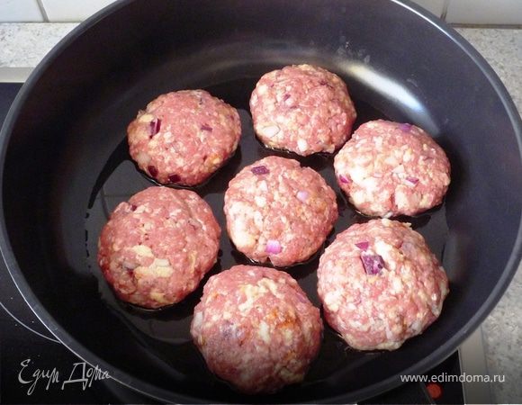 Картофель почистить, поставить отвариваться.
Хлеб замочить в холодной воде. Лук почистить, мелко порубить. Смешать лук, яйцо, фарш, паприку, соль и перец. Хлеб отжать и добавить в фарш. Сформировать 8 биточков
и обжарить на раст. масле с двух сторон до золотисто-коричневой корочки (около 4-5 с каждой стороны).