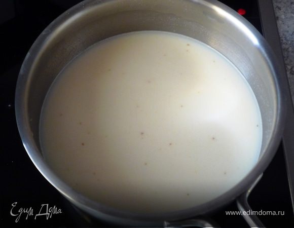 Готовим соус. В горячее растопленное масло добавляем муку. Смешиваем молоко и бульон и добавляем к муке. При постоянном помешивании доводим до кипения. Солим,
добавляем каперсы, немного лимонного сока.