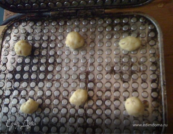 Растопить маргарин. Когда остынет добавить натертый на терке сыр, сметану, соль, соду (гасить уксусом), тмин и муку. Замесить тесто и поставить в холодильник на 20 мин.
Затем просто отрывать от теста маленькие кусочки и скатывать шарики.