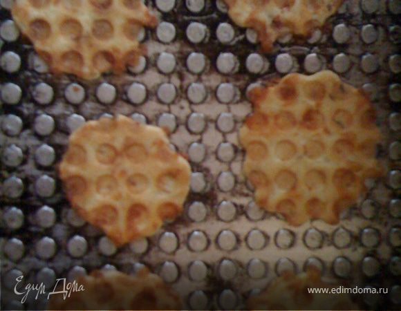 Хорошо разогреть вафельницу (у меня она еще от бабушки, в продаже таких не видела) и выпекать 1-2 мин.

! Все ингредиенты написала из расчета пол-порции, так как целую готовить 3-3,5 часа. 