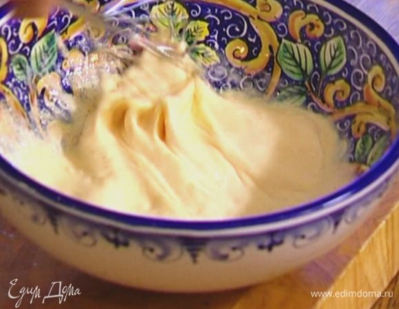 Яйца вместе со сливками и 1 ст. ложкой сахара слегка взбить венчиком.
