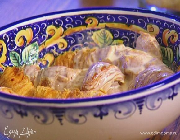 Круассаны разрезать вдоль пополам, поместить в сливочно-яичную массу и дать им пропитаться.