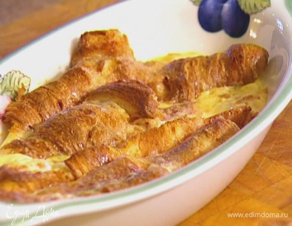 Выложить круассаны вместе со сливочной массой в глубокую керамическую форму и отправить в духовку на 15 минут.