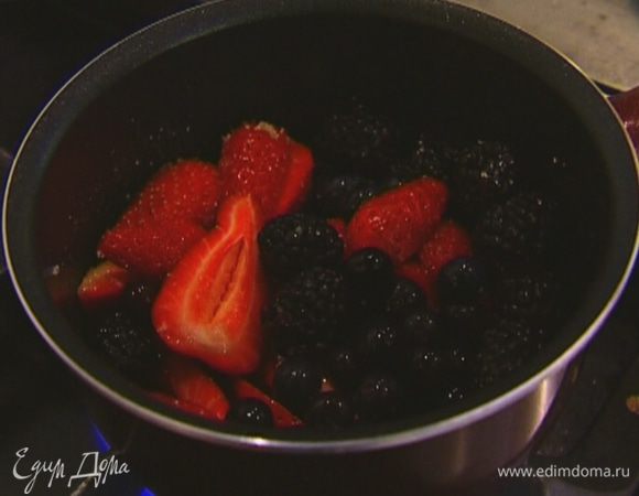 Ежевику, голубику и клубнику поместить в небольшую кастрюлю, добавить оставшийся сахар, ванильный экстракт и коньяк и прогревать на слабом огне до полного растворения сахара.