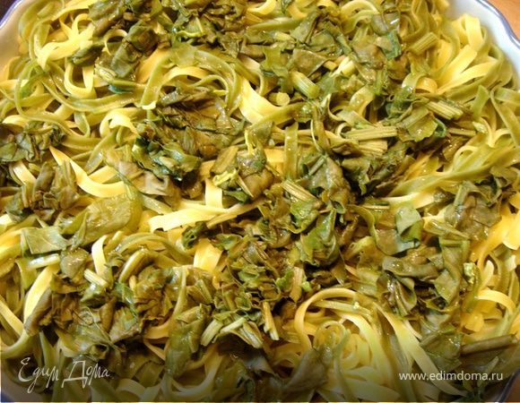 Тальятелле сварить,сбрызнуть оливковым маслом,выложить в большую жаропрочную форму и отставить не на долго.Шпинат(щавель)порезать и ошпарить кипятком.Выложить на тальятелле.