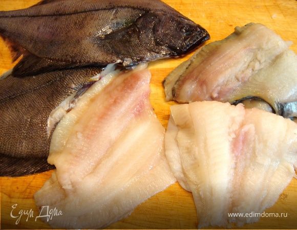 Камбалу очистить от чешуи и срезать филе(на коже),посолить,поперчить и сложить его пополам кожей внутрь.Если используете более мясистую рыбу,то складывать пополам не обязательно.