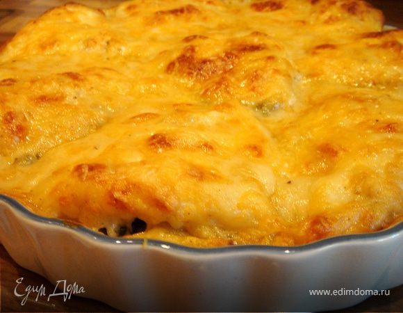 Отложить небольшое количество сыра.Остальной сыр,горчицу и мускатный орех добавить в соус и хорошо перемешать.Полить соусом камбалу и тальятелле и засыпать оставшимся сыром.Запекать в духовке при t 200*C около 20 минут или до золотистой корочки.Приятного аппетита!